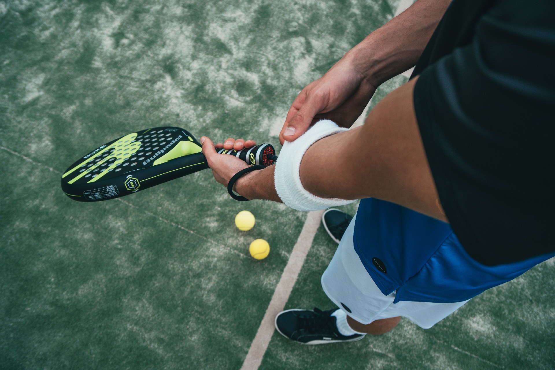 Tag-Heuer_pexels_person-holding-black-and-green-tennis-racket-1103829