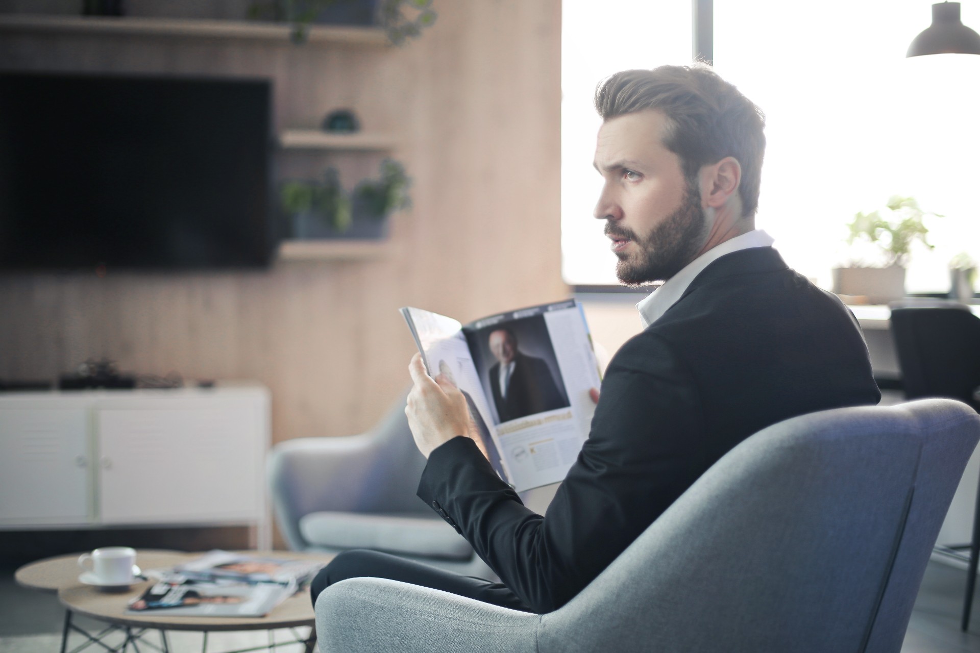 Rolex_pexels_man-sitting-on-chair-holding-a-magazine-3480329MAc1GnheSR7Fh